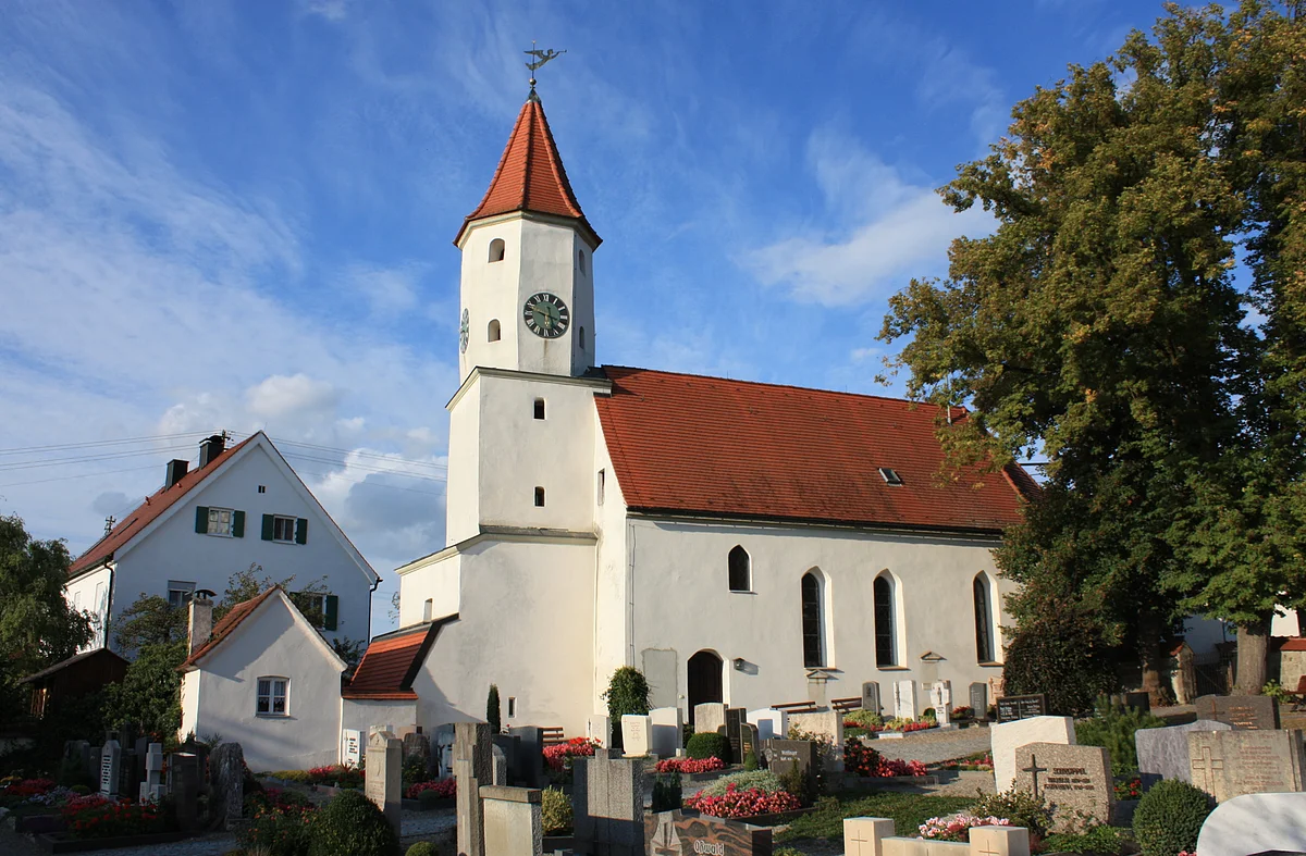 Blick auf die Pfarrkirche St. Blasius mit dem Friedhof