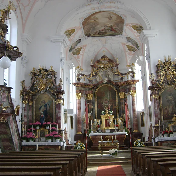 Blick in die Pfarrkirche St. Margaretha mit Hauptaltar und den beiden Seitenaltären. Links im Bild sieht man die Kanzel.