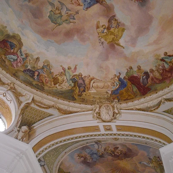 Blick auf ein großes Deckengemälde