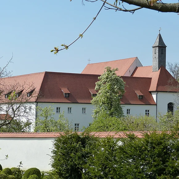 Karmelitinnenkloster von außen an einem sonnigen Tag