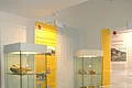 In einem Ausstellungsraum stehen Glasvitrinen mit verschiedenen Gesteinen und Informationstafeln.