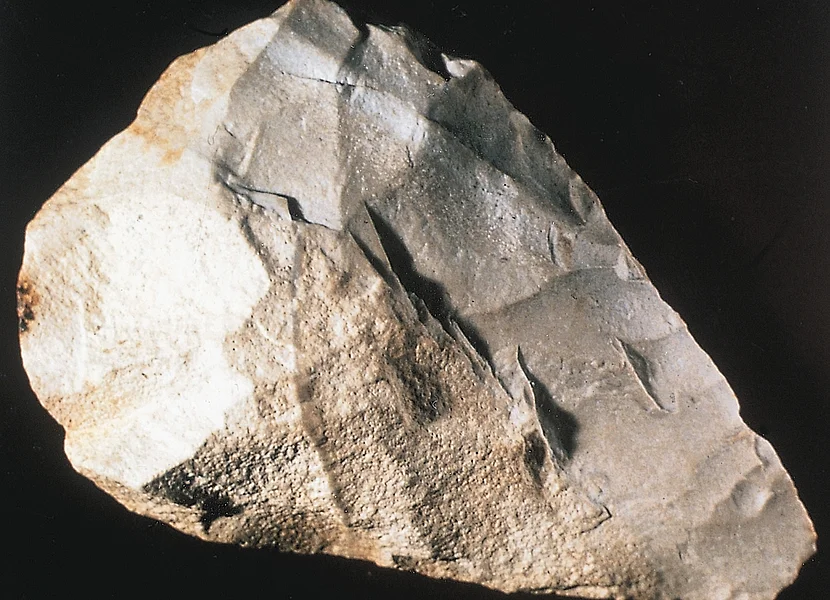 L’amigdala lunga 9 cm trovata i piedi del Rollenberg, vicino a Großsorheim, è uno degli artefatti più antichi del Ries. Ein Faustkeil hat eine kegelige Form und einige Kanten auf der Oberfläche.