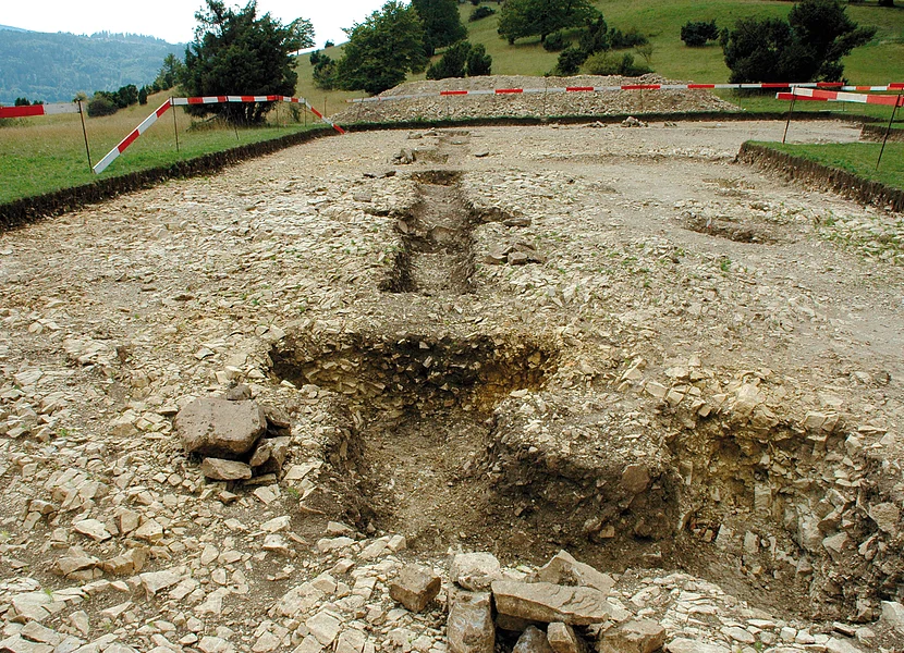 Scavi di resti dell’insediamento celtico sull’Ipf Auf einer Wiese befindet sich eine abgesperrte archäologische Ausgrabungsstätte.