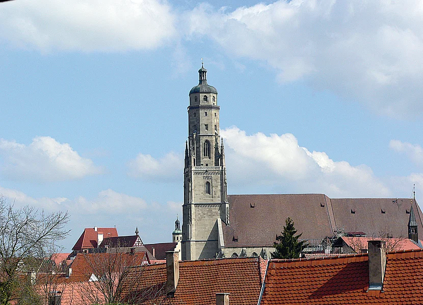 Chiesa di St. Georg con il “Daniel” (Nördlingen) Über den Dächern erhebt sich das Dach und der Kirchturm der St.-Georgs-Kirche Nördlingen.
