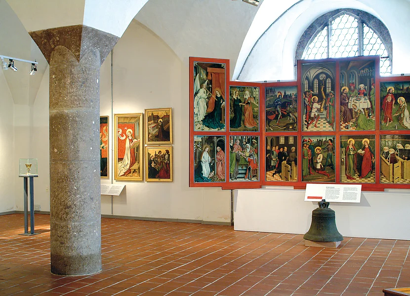 Colonna di suevite nel Museo civico Stadtmuseum di Nördlingen Die Säule eines Gewölbes ist aus dem Gestein Suevit gefertigt. An den Wänden sind geistliche Malereien ausgestellt.
