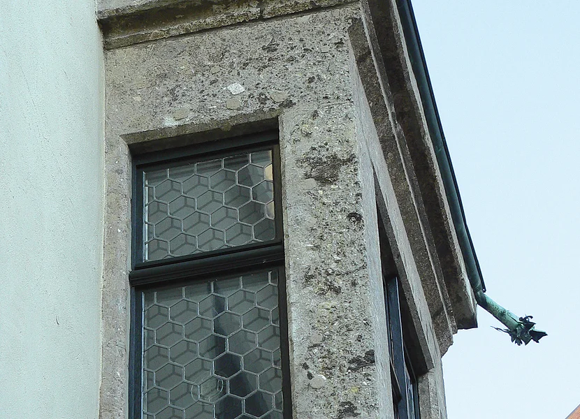 La suevite di disgrega facilmente: bovindo del Municipio di Nördlingen. Der rechteckige Erker eines Hauses ist aus dem Gestein Suevit gefertigt.