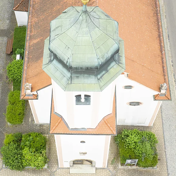 Frontaufnahme der Lambertuskirche Treuchtlingen aus der Luft.