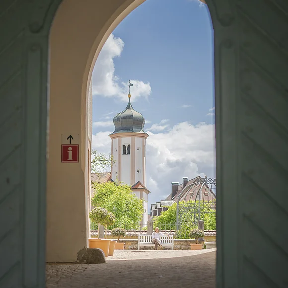 Blick durch den Torbogen, hin zur Lambertuskirche