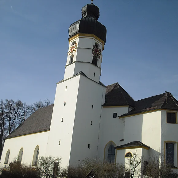 Außenansicht Pfarrkirche Mariä Himmelfahrt Hochaltingen Außenansicht der Pfarrkirche Mariä Himmelfahrt