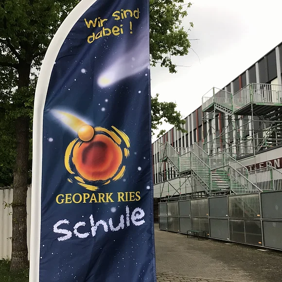 Beachflag/Fahne "Wir sind Geopark Ries Schule" vor dem Albrecht-Ernst-Gymnasium Oettingen