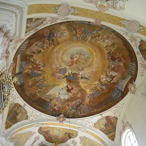 Ein rundes prunkvolles Deckengemälde in der Pfarrkirche St. Peter