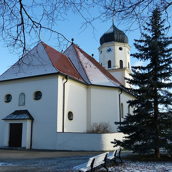 Katholische Filialkirche St. Alba mit Schneedach