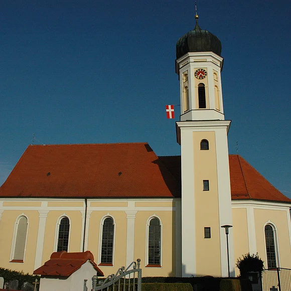 Blick auf die Pfarrkirche Mariä Himmelfahrt