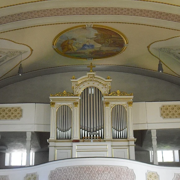 Blick auf die in weiß-gold gehaltene Orgelempore