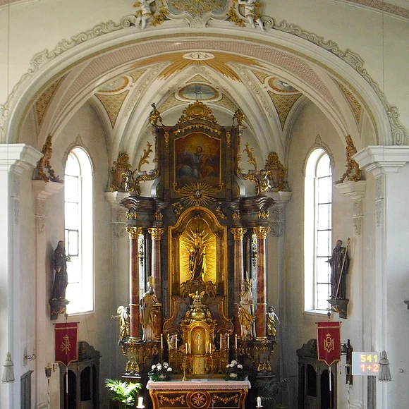 Blick auf den hellen Altarraum mit seinem imposanten Hauptaltar
