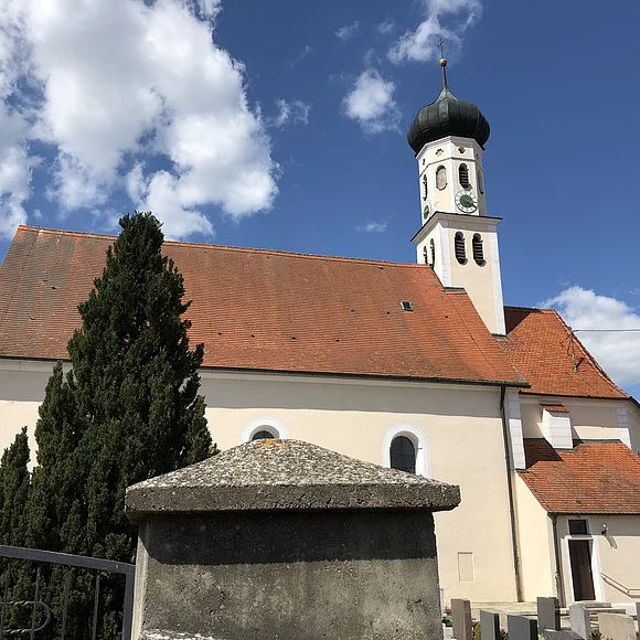 Blick auf die Kirche und auf den Friedhof von St. Martin in Wörnitzstein