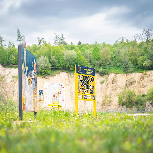 Geopark Ries Mai 2023 Infotafeln und Memory im Erlebnis-Geotop Lindle. Im Hintergrund ist eine Felswand zu erkennen.