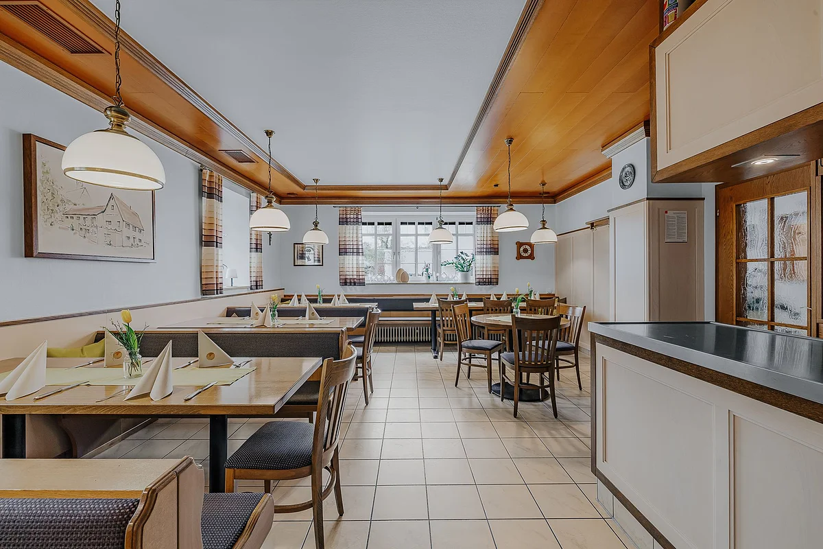 Gaststube im Landgasthof Adler Blick auf die helle Gaststube im Landgasthof Adler mit gedeckten Tischen.