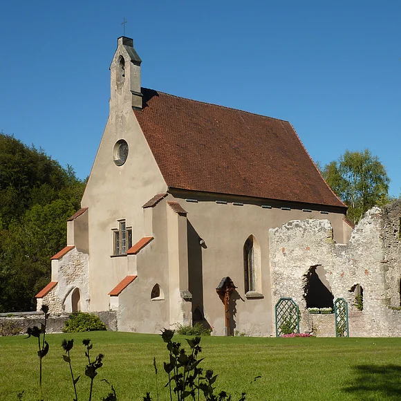 Blick auf die verwunschene Ruine des ehem. Kartäuserklosters mit der Kirche St. Peter in Christgarten.