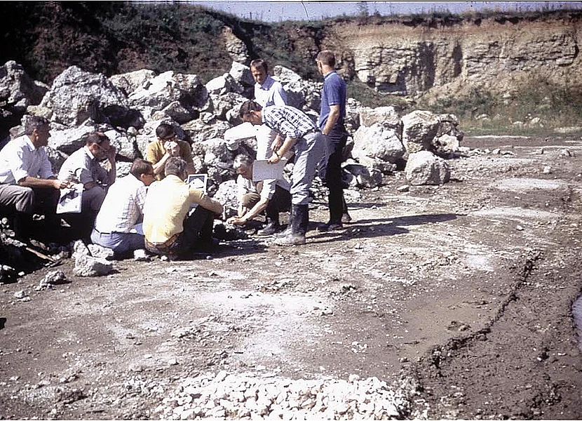Gli astronauti americani si sono addestrati sul campo nel Ries per le missioni Apollo. Mehrere Personen sitzen oder stehen neben einem Haufen Gesteinsbruchstücke. Im Hintergrund ist die Felswand eines ehemaligen Steinbruchs zu sehen.