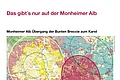Eine Informationstafel zeigt eine geologische Karte mit Legende über den Übergang der bunten Breccie zum Karst in der Monheimer Alb. Informationen über Bäche, die im Untergrund verschwinden. Oben rechts im Eck das Logo der Stadt Monheim, oben links das Logo der Monheimer Alb.