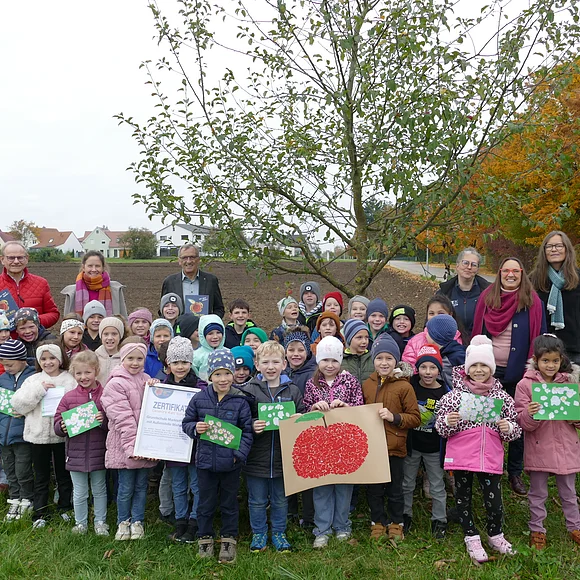 Auf dem Bild sieht man die Schülerinnen und Schüler der Klassen 1 und 2 der Grundschule Marktoffingen- Maihingen mit der Urkunde Geopark Ries Schule