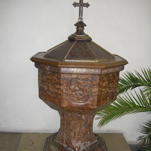Der steinerne Taufstein von 1503 im Liebfrauenmünster