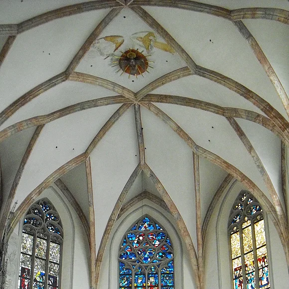 Der helle Chor mit seinen bunten hohen Glasfenstern im Liebfrauenmünster