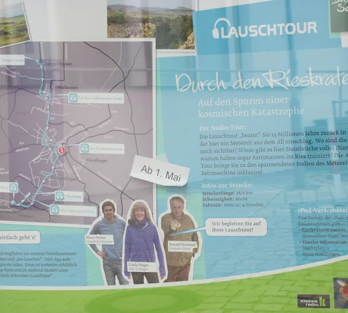 Ein Plakat über die Lauschtour "Durch den Rieskrater" beschreibt allgemeine Infos und zeigt eine Karte mit dem Wegverlauf.