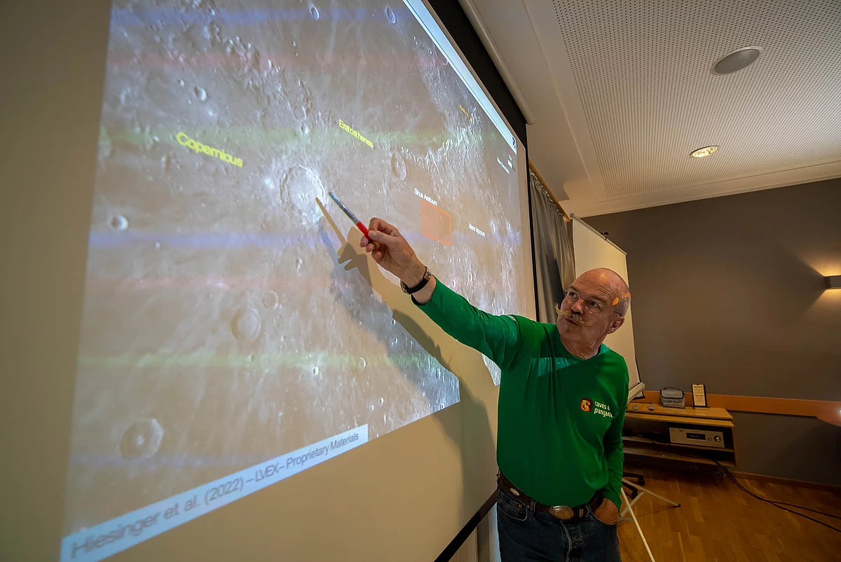 Prof. Dr. Harald Hiesinger an einer großen Flatscreen bei der Schulung von ESA-Astronauten