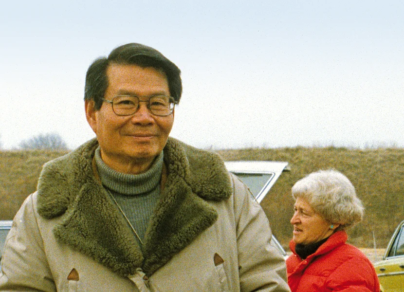 Edward Chao, uno degli scopritori del cratere da impatto del Ries Das Bild zeigt einen Mann mit pelzbesetzten Parka. Im Hintergrund ist eine Person mit roter Jacke zu sehen.
