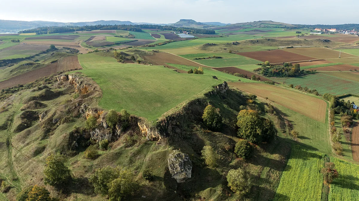 Goldberg Zu sehen ist im Vordergrund der Goldberg und am Horizont der Rieskraterrand mit dem charakteristischen Zeugenberg Ipf.