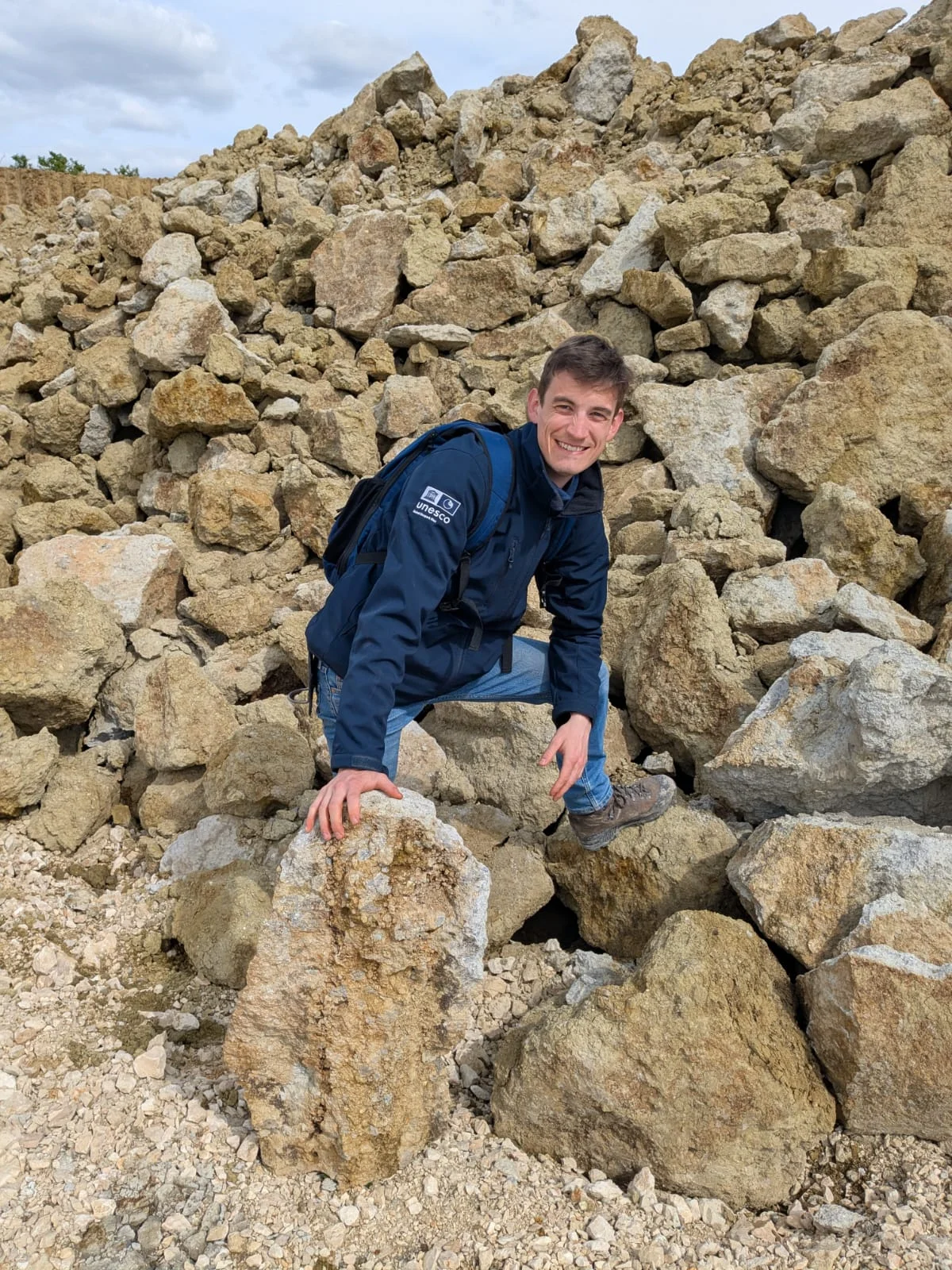 Porträt F.Weiss Das Bild zeigt den Geologen des Geoparks Ries vor einer Halde aus gebrochenem Suevit.
