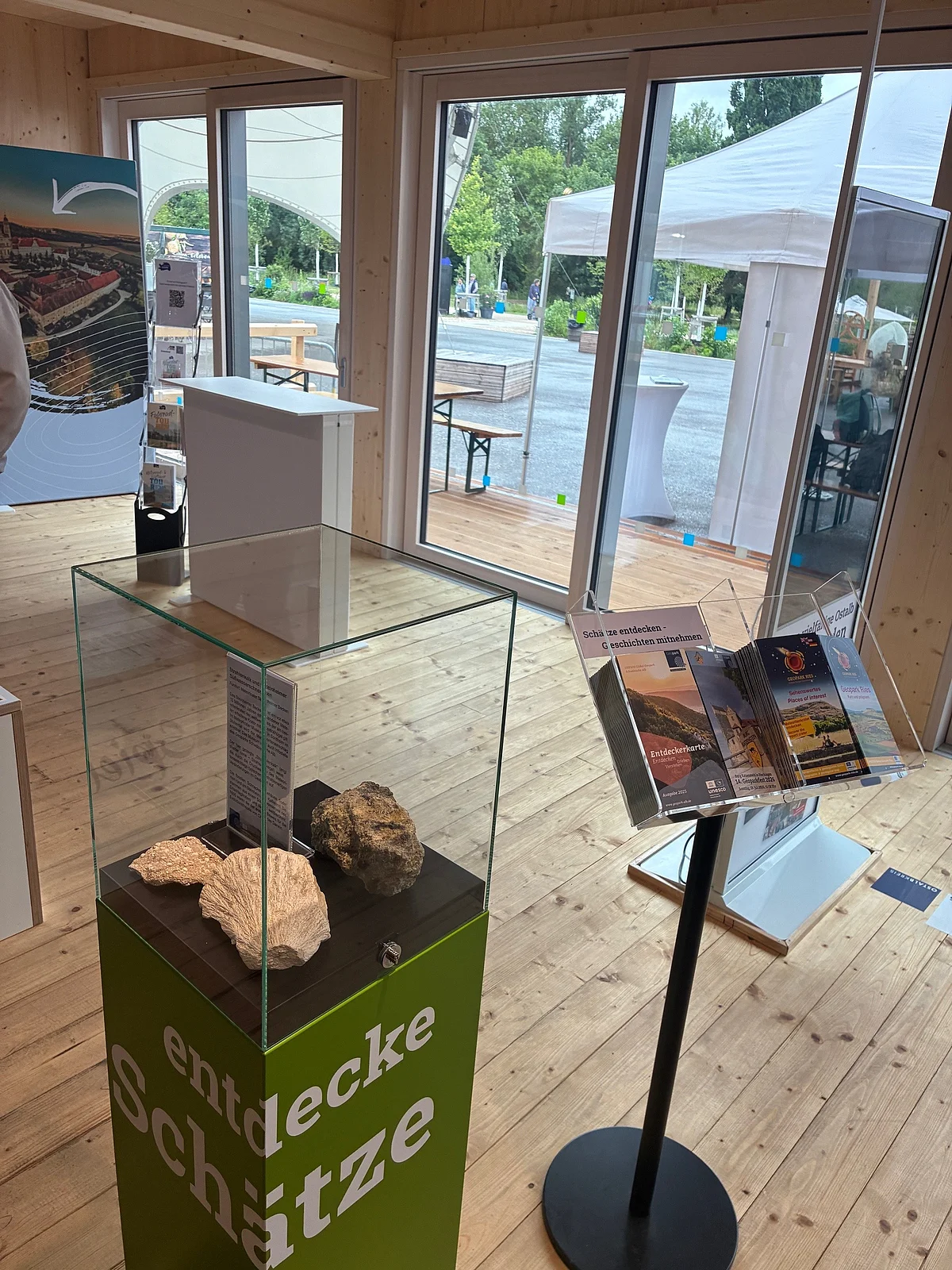 Auf dem Bild sind ein Suevit aus dem UNESCO Global Geopark Ries sowie ein gestein aus dem UNESCO Global Geopark Schwäbische Alb zu sehen.