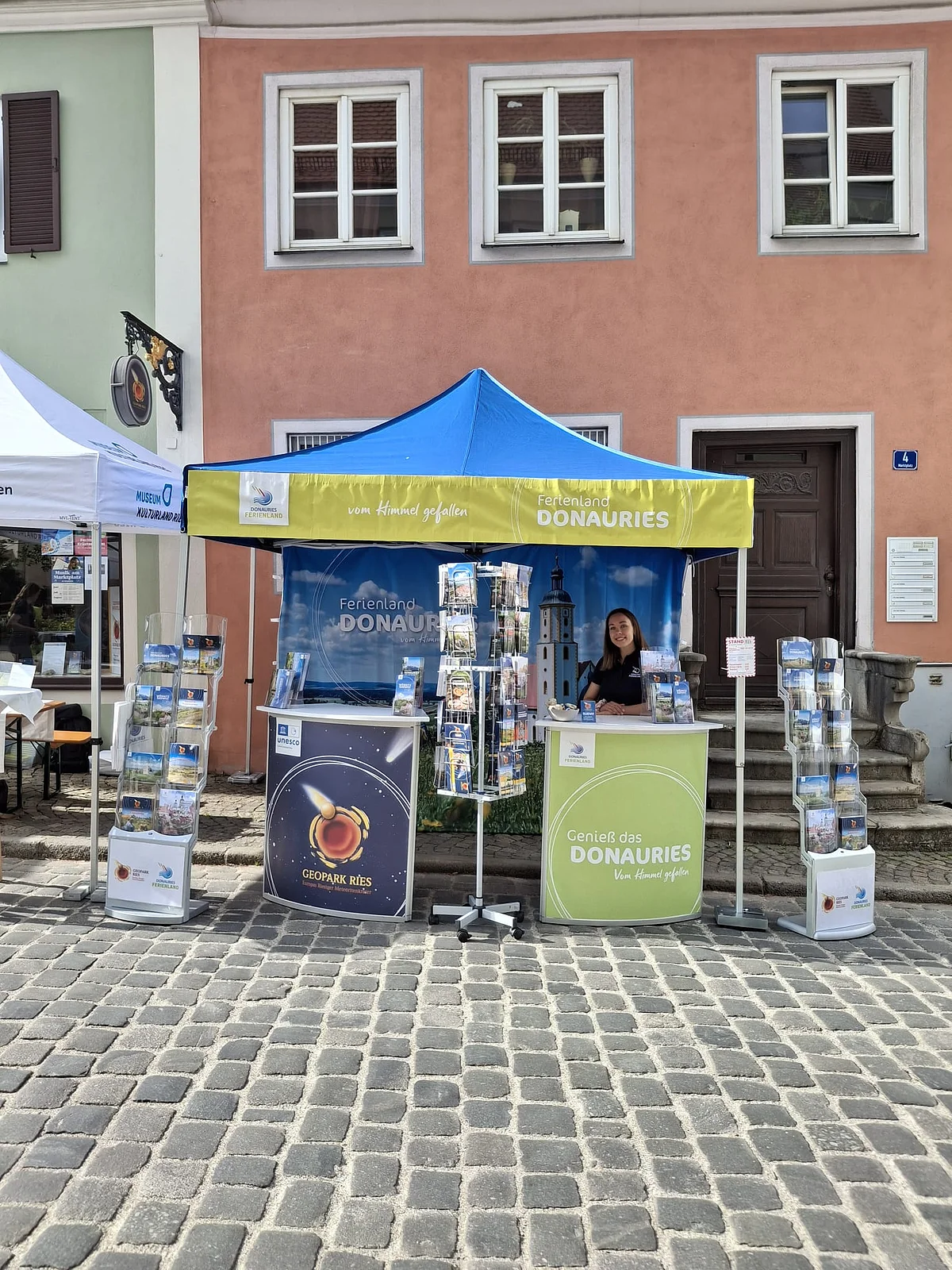 Informationsstand des Geopark Ries auf dem Fuchsienmarkt in Wemding