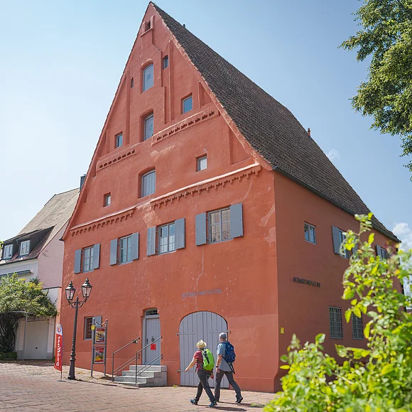 Heimatmuseum Donauwörth Das Heimatmuseum, das in einem alten roten Haus unterbracht ist